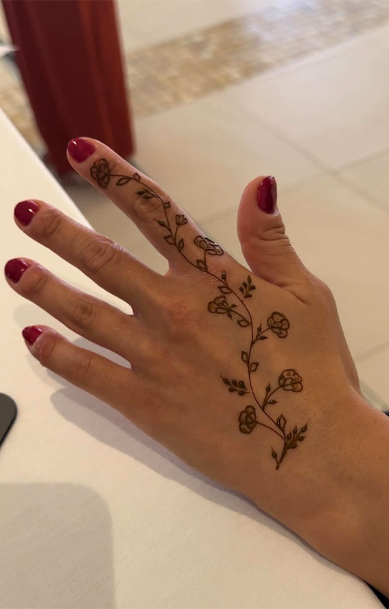30 Timeless Henna Ideas For Stylish Expressions : Finger Flourish Vines Henna