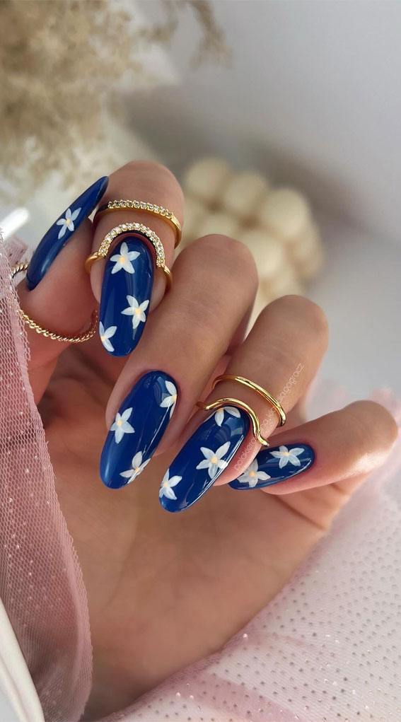 40 Cute Spring Nail Designs to Brighten Your Look : Contrast Blossom Nails
