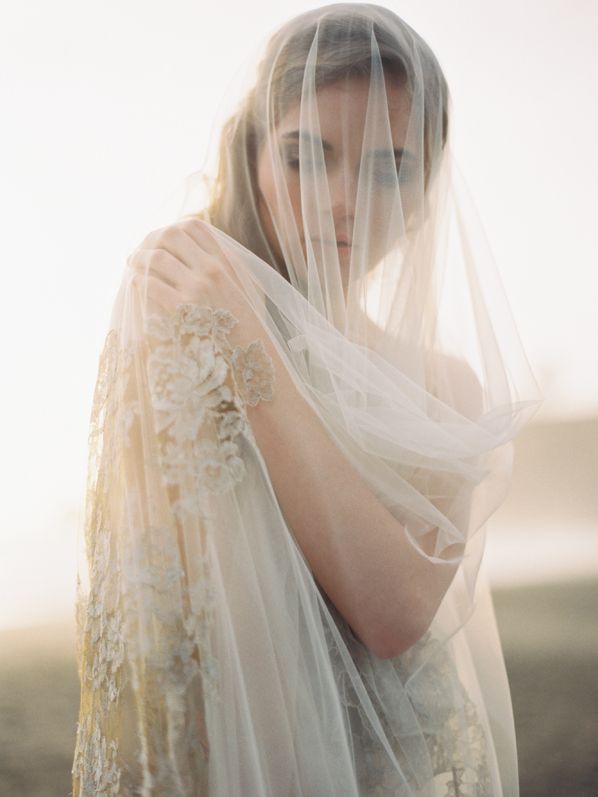 https://www.fabmood.com/wp-content/uploads/2014/05/bridal-veils-and-headpieces29.jpg
