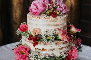 Wedding cake with peony and flowers | Naked wedding cake #weddingcake #weddingcakepeony #peony #nakedweddingcake