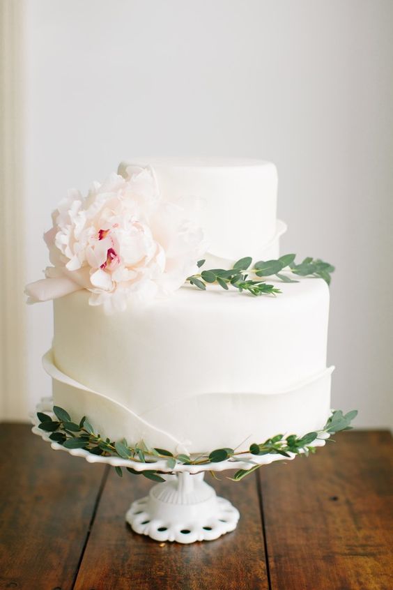 Wedding cake with peony and flowers | white wedding cake with peony #peony #weddingcake #whiteweddingcake