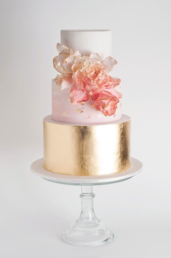 Wedding cake with peony and flowers | blush and gold wedding cake with peony #peony #weddingcake #blushweddingcake