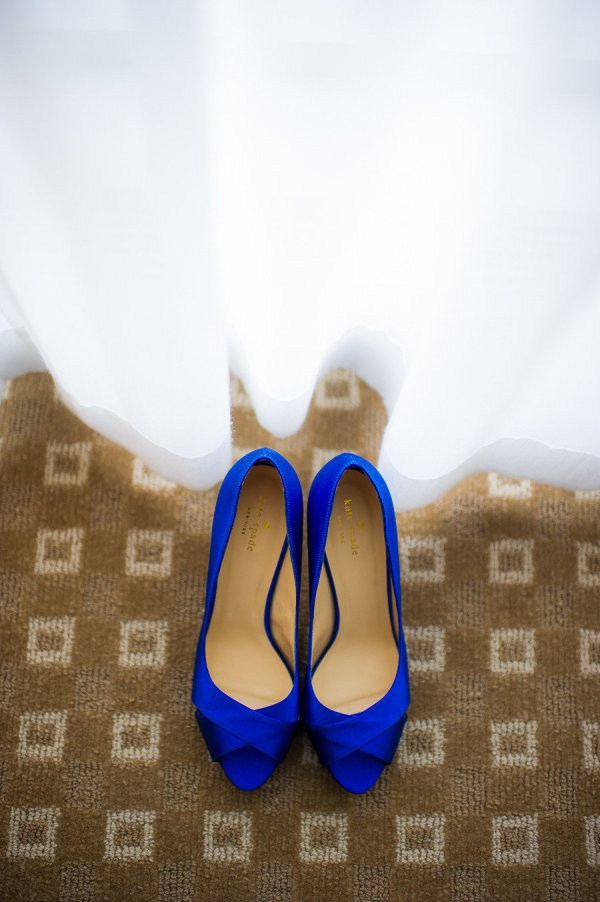 Pretty blue shoes Photography by emilieiggiotti.com