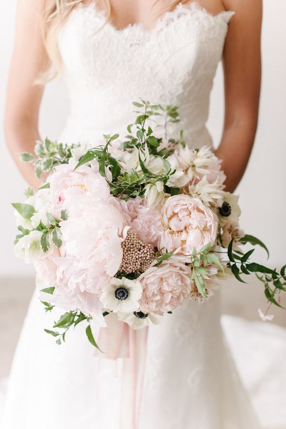 Stunning wedding bouquet - Garden roses, peonies, anemones bouquet | fabmood.com #bouquet