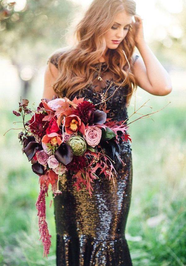 Beautiful fall wedding bouquet in shades of burgundy and dark red - Autumn wedding flowers with burgundy details | fabmood.com #bouquet #fallbouquet