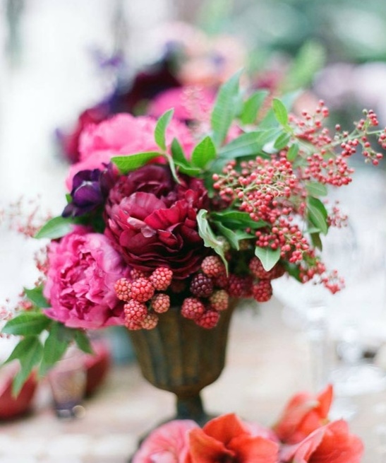 Gorgeous arrangement raspberries and berry hues - Autumn wedding flowers with burgundy details | fabmood.com #centerpieces #berryhues #wedding #fallwedding