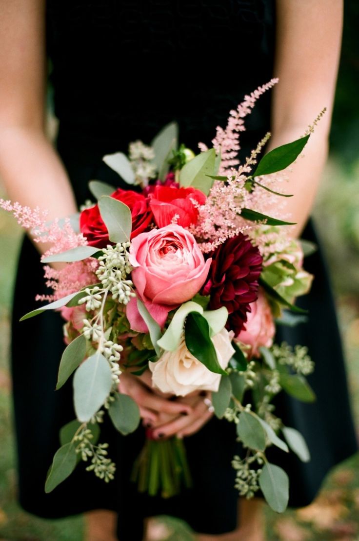 Burgundy wedding bouquet - Autumn wedding flowers with burgundy details | fabmood.com