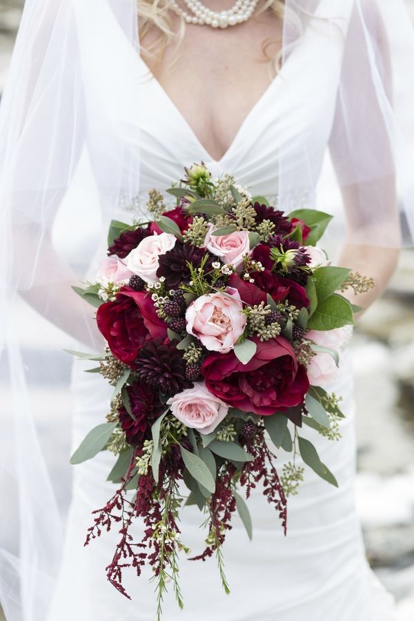 Burgundy wedding bouquet - fall wedding flowers with burgundy details | fabmood.com #burgundybouquet #weddingbouquet #autumnbouquet #fallbouquet