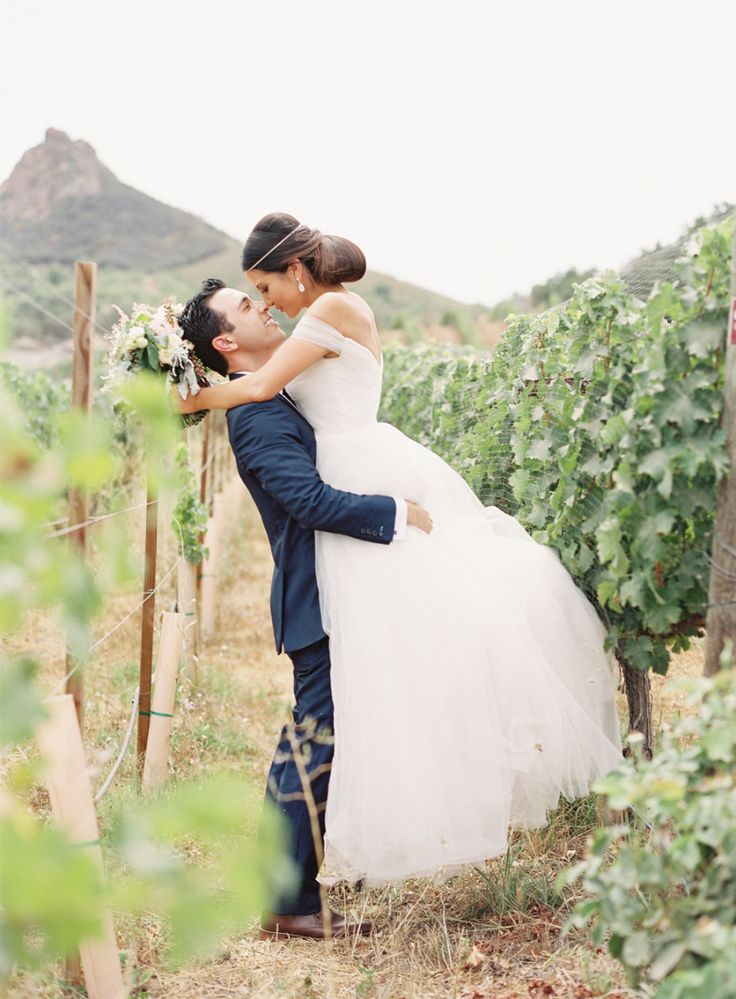 A Vineyard Wedding With Mountain Views Of Malibu | Photography : carolinetran.net | fabmood.com #wedding #bride