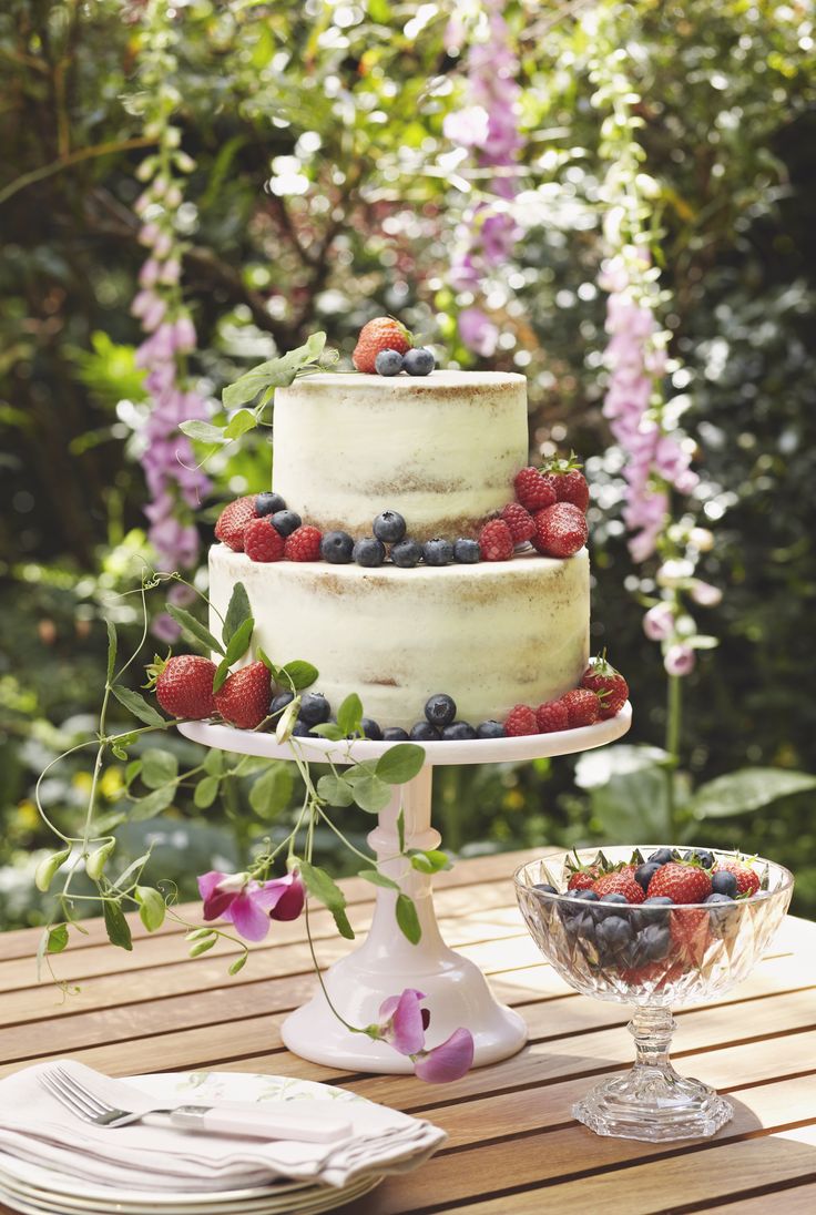 nearly naked wedding cake : https://www.fabmood.com/24-semi-naked-wedding-cakes-with-pretty-details/