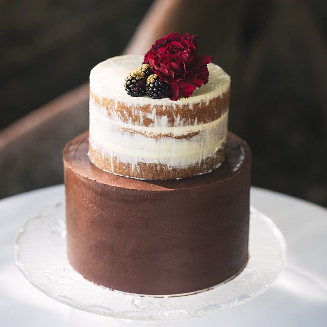 Half Naked Wedding Cake : https://www.fabmood.com/24-semi-naked-wedding-cakes-with-pretty-details/