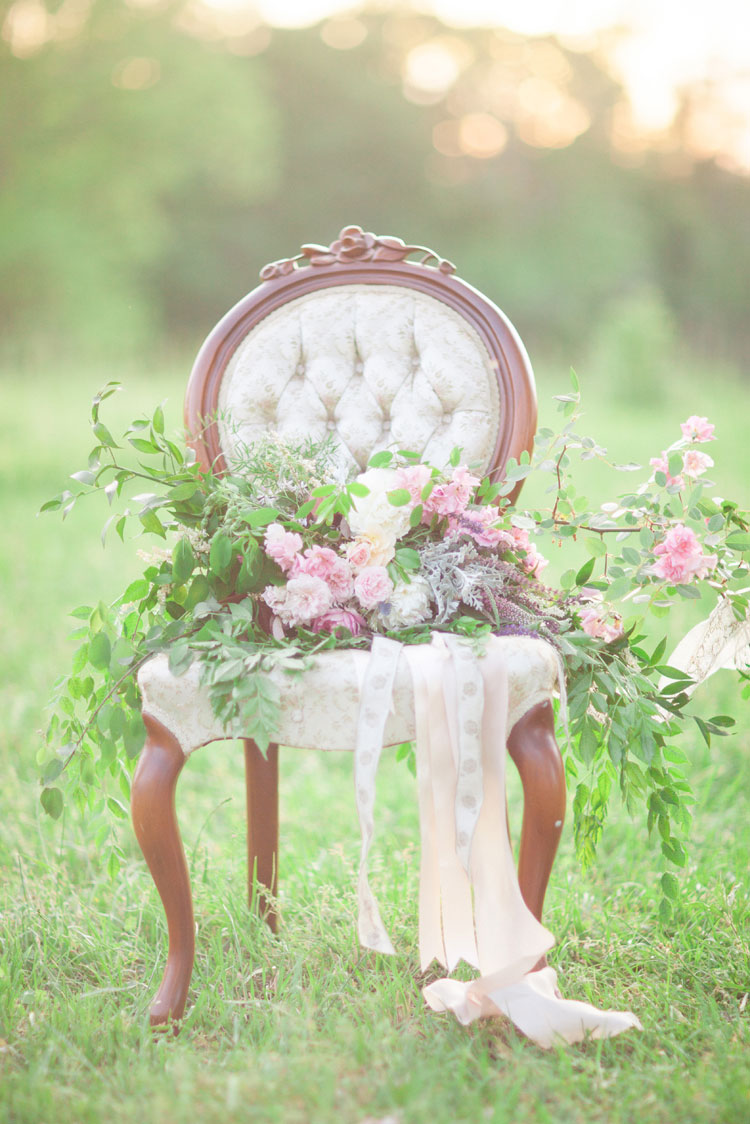 woodsy bouquet - Beautiful Bohemian Elopement Inspiration | Photography : leanicole.com | https://www.fabmood.com/saja-wedding-dress-bohemian-elopement-inspiration: 
