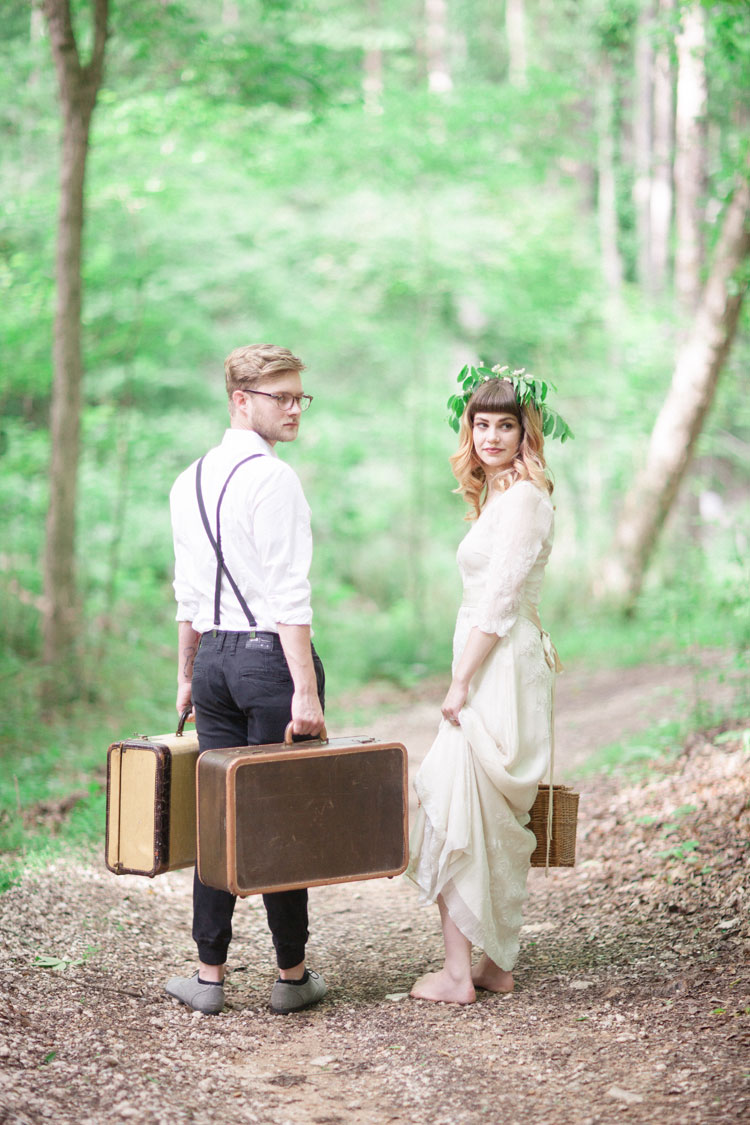 Bride and groom Woodland Bohemian Elopement Inspiration | Photography : leanicole.com | https://www.fabmood.com/saja-wedding-dress-bohemian-elopement-inspiration: