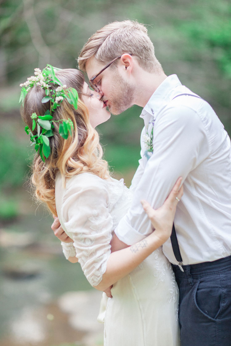 Bride and groom Woodland Bohemian Elopement Inspiration | Photography : leanicole.com | https://www.fabmood.com/saja-wedding-dress-bohemian-elopement-inspiration: