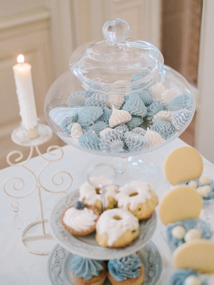 Winter wedding desserts | Light Blue Winter Wedding Read more Real Winter Weddings | fabmood.com #winterwedding
