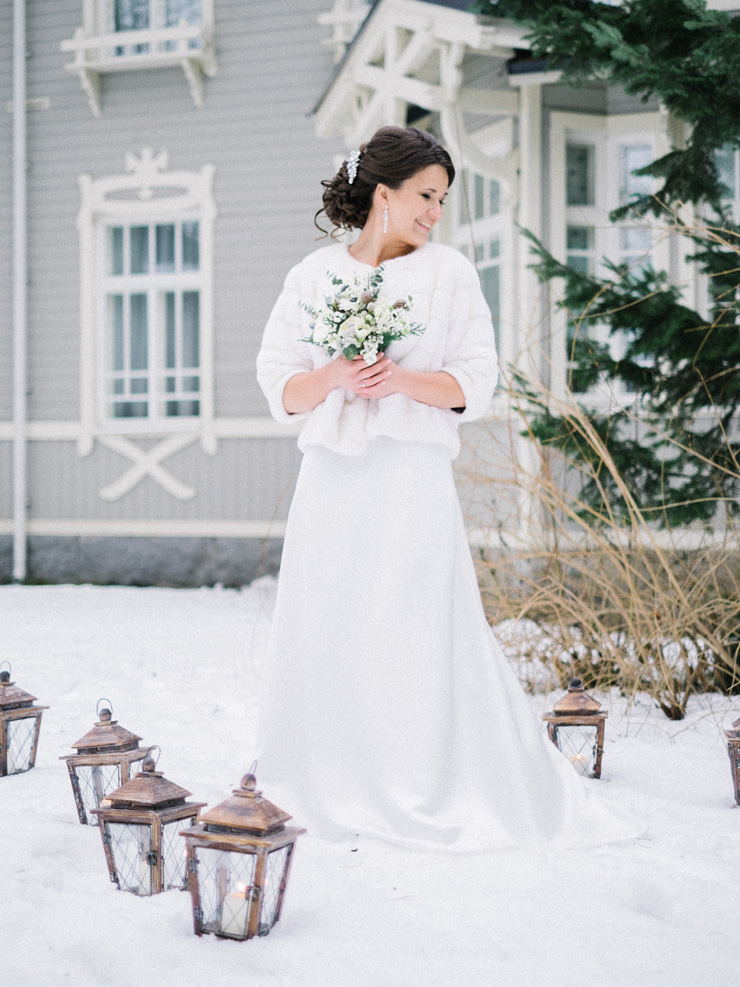Bride in the snow | Light Blue Winter Wedding Read more Real Winter Weddings | fabmood.com #winterwedding