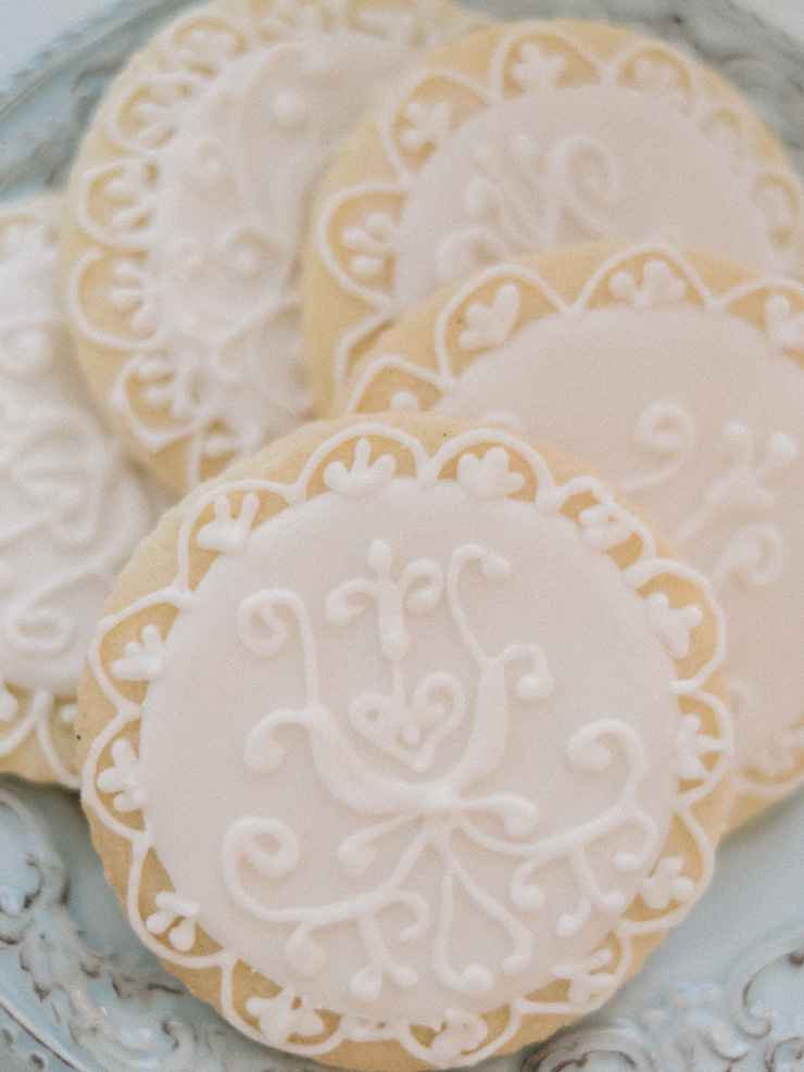 Winter wedding desserts | Light Blue Winter Wedding Read more Real Winter Weddings | fabmood.com #winterwedding