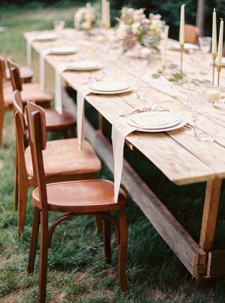 wedding table setting | Cozy and Intimate Rustic Wedding | Photography : yuriyatel.com | read more: fabmood.com