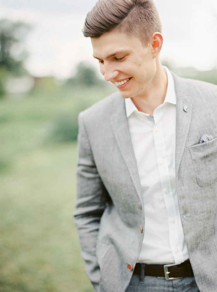 Relaxed groom | Cozy and Intimate Rustic Wedding | Photography : yuriyatel.com | read more: fabmood.com