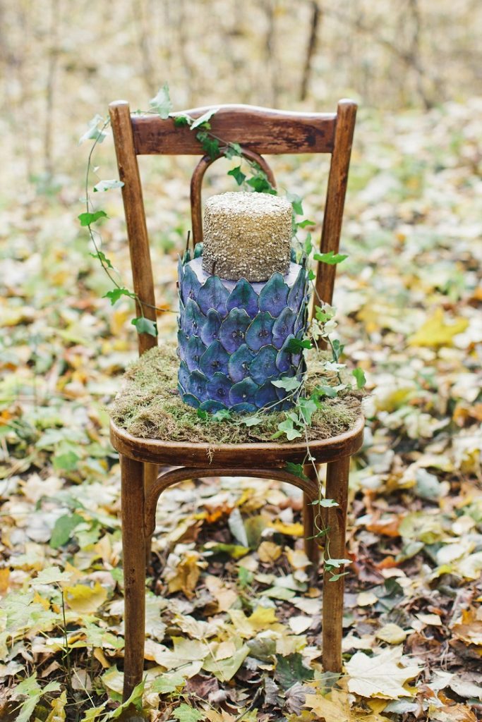 Wedding cake - Woodland wedding table setting ideas - Enchanted Forest Fairytale Wedding in Shades of Autumn | fabmood.com