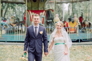 Rustic Romance and Whimsical Carousel Wedding | fabmood.com