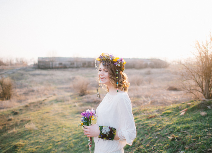 Moss bracelet & Wild flowers on the bride hair and bouquet for Eco-friendly Natural,Boho Hippie Chic Wedding | fab mood