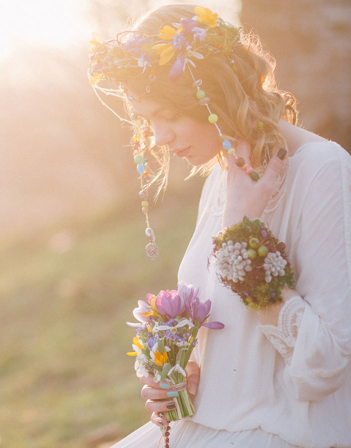 Moss bracelet & Wild flowers on the bride hair and bouquet for Eco-friendly Natural,Boho Hippie Chic Wedding | fab mood