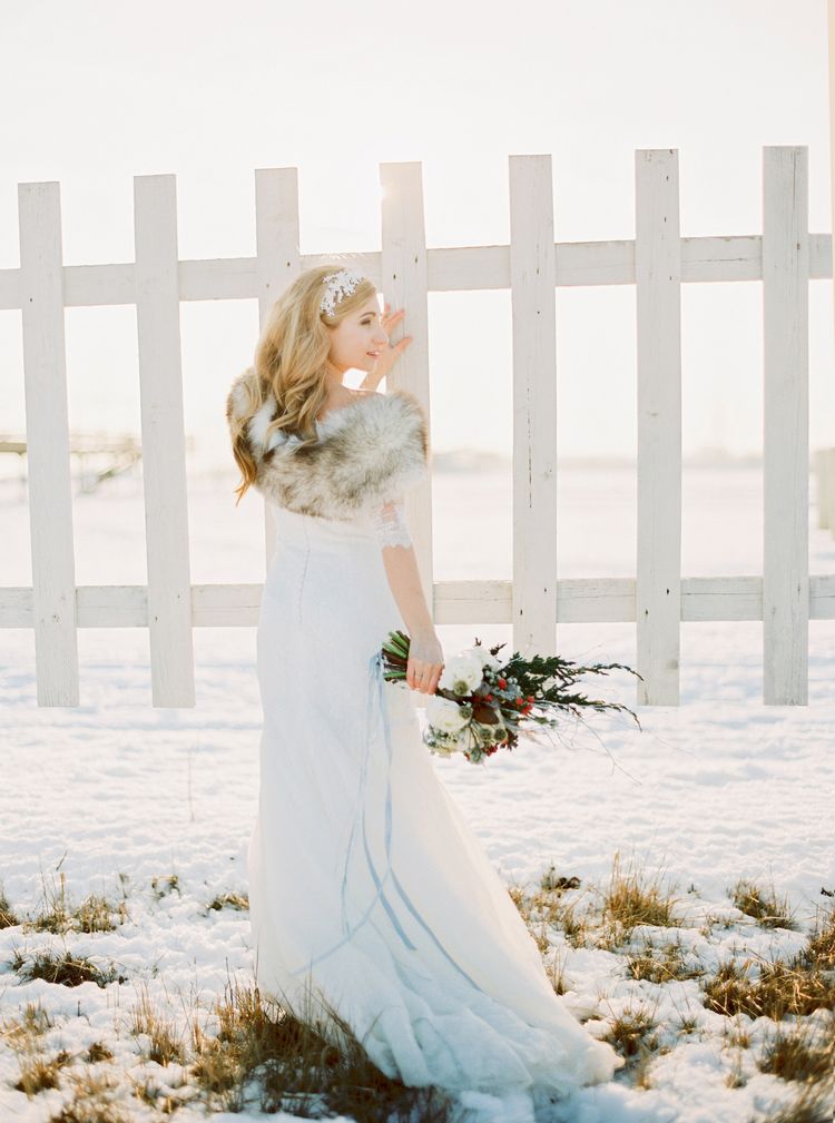 winter bridal style, winter bride , wedding portrait in snow