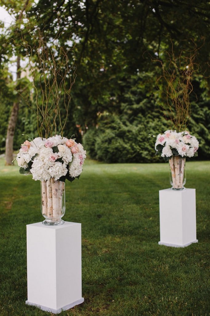 Flower arrangement for Garden wedding ceremony decoration | fabmood.com #gradenwedding #weddingdecoration