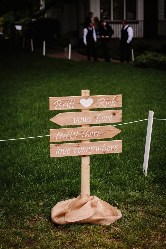 Wedding sign | fabmood.com #wedding #gardenwedding #weddingsigns