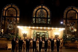 Christmas-themed wedding in Christmas City | fabmood.com #christmaswedding #winterwedding #pennsylvaniawedding #christmastheme #weddingtheme