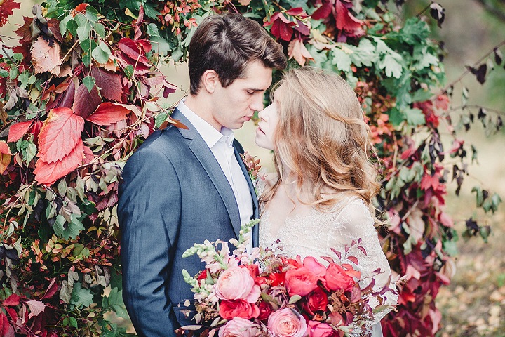 A fairytale autumn wedding inspired editorial | fabmood.com #wedding #autumnwedding #fallwedding #groom #bride #brideandgroom #weddinginspiration #filmwedding #fineartwedding #weddingphotography