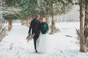 Christmas winter wedding in snow | fabmood.com #wedding #winterwedding #christmas #christmaswedding