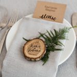 Calligraphy on woodslice place setting | Summer wedding | fabmood.com #weddingreception #summerwedding
