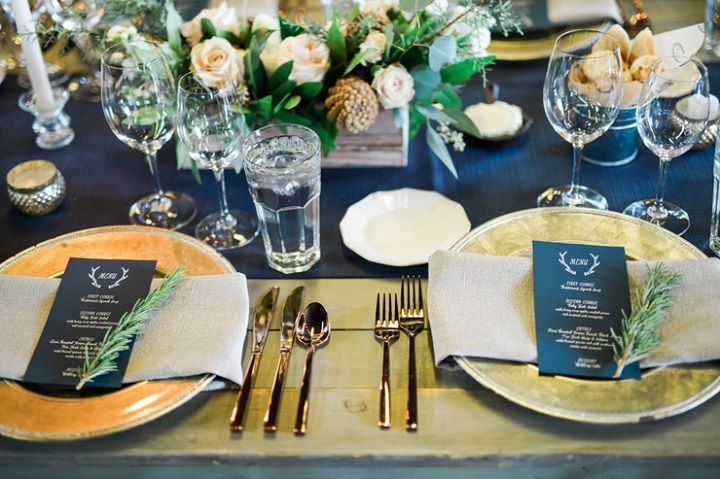 A blue and gold wedding table decoration ideas for winter wedding | fabmood.com #winterwedding #blueandgoldwedding #weddingideas #winterweddingtable #weddingtableideas