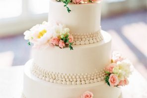 Elegant three tier white wedding cake #weddingcake #cakes