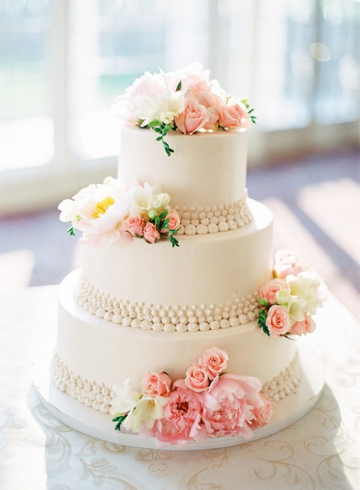 Elegant three tier white wedding cake #weddingcake #cakes