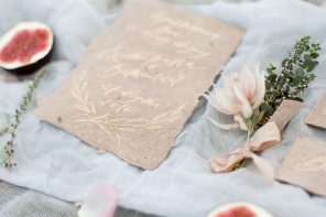 Gold on tan wedding invitations with calligraphy | fabmood.com #weddinginvitations #weddinginvites #goldcalligraphy