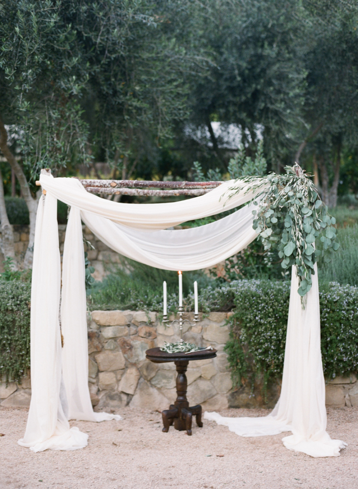 Simple Decor For Outdoor Wedding Ceremony #tuscanwedding #tuscany #weddingceremony #tullearch #outdoorwedding