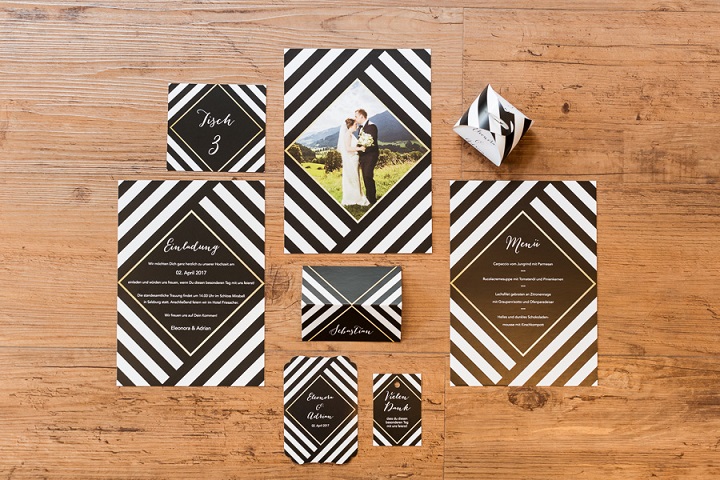 Black Gold and White Wedding Invitations | fabmood.com #wedding #modernwedding #blackgold #blackgoldwedding #placesetting #tablesetting #modern
