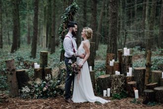 Beautiful woodland wedding styled shoot with cranberry red accents | fabmood.com #weddinginspiration #styledshoot #woodland #weddingideas #autumnwedding #cranberrywedding #weddingceremony #woodlandceremony