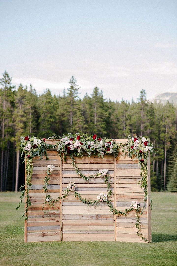 Wooden Pallet Wedding Backdrop #weddingdecor #palletbackdrop #weddingbackdrop #weddingreceptiondecor #weddingceremonydecor