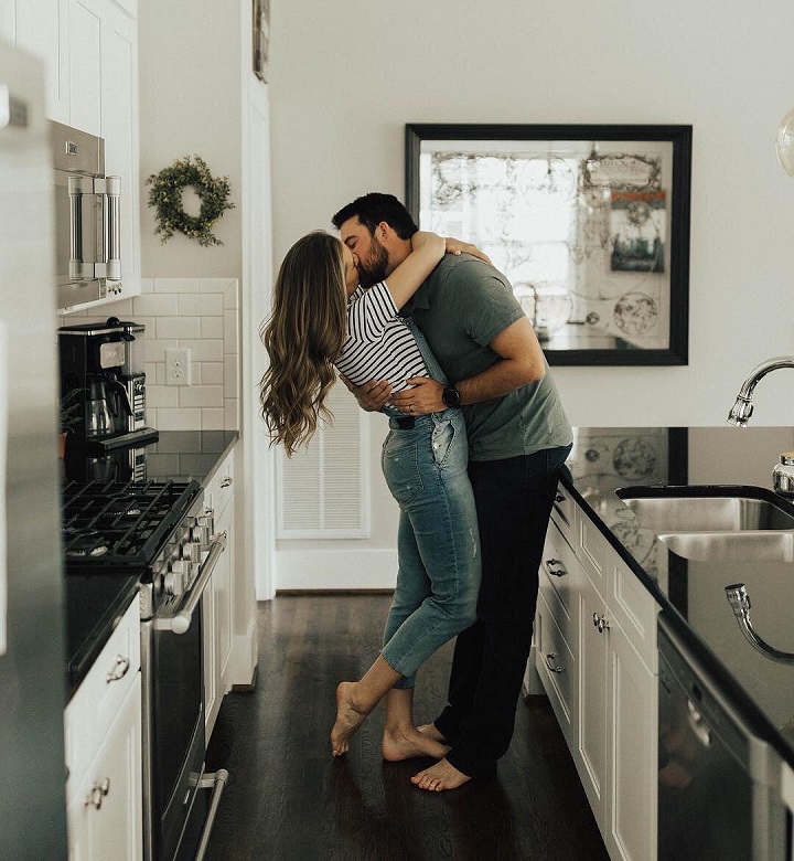 Engagement session in the kitchen - Adorable engagement photo shoot at home | fabmood.com #engagementphoto #engaged #engagement #ido #couple #engagementphoto #engagementthemes #engagementsession #coupleportraits