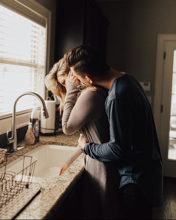 When washing dishes turns into sweet kisses - Engagement session in the kitchen - Adorable engagement photo shoot at home | fabmood.com #engagementphoto #engaged #engagement #ido #couple #engagementphoto #engagementthemes #engagementsession #coupleportraits