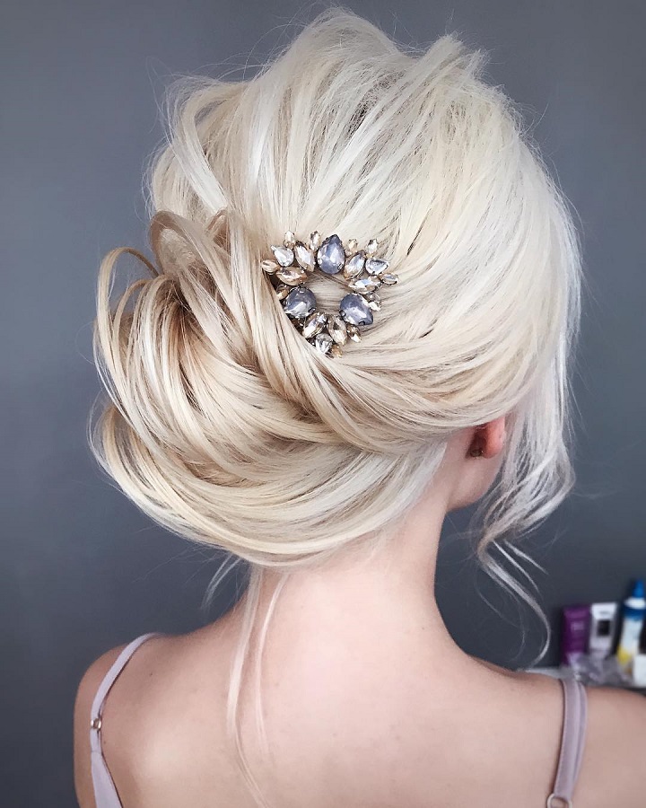 Updo wedding hairstyle | Swept back wedding hairstyles #weddinghair #weddinghairstyle #hairstyles #bridalhairideas #weddinghairinspiration #weddinghairideas #beauty #bridesmaidshair #pullbackhairideas #updo #messyupdo