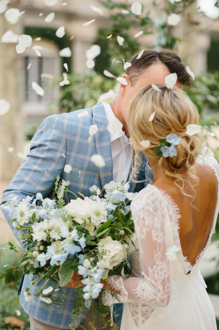 A romantic, elegant wedding in Barcelona | Petals confetti | fabmood.com #wedding #weddingceremony #weddingphotoideas