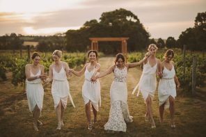 White bridesmaid dresses for wedding reception | Relaxed, Elegant and Minimalist White and Gold Wedding #elegantwedding #rusticwedding