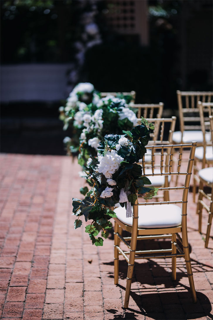 A beautiful outdoor wedding ceremony decor with white and green #weddingdecor #gardenwedding #weddingceremony