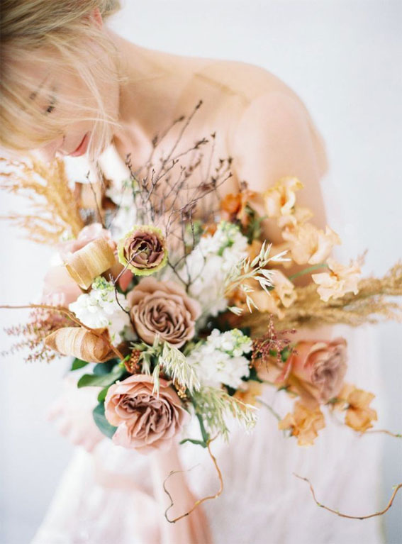 7 The perfect fall wedding bouquets , rustic fall wedding bouquets, Moody autumn wedding bouquets #weddingbouquet #autumn #fallwedding