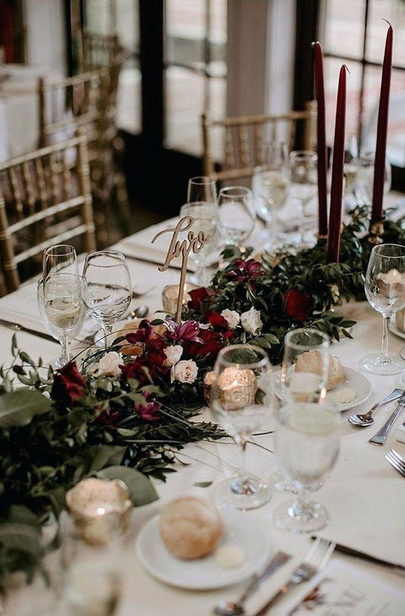 Moody wedding table ideas - burgundy and gold wedding table decorations #wedding #burgundy #weddingdecor